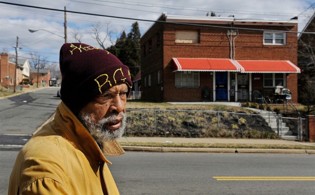 bennie coleman pasea frente a la que una vez fue su casa. foto: washington post