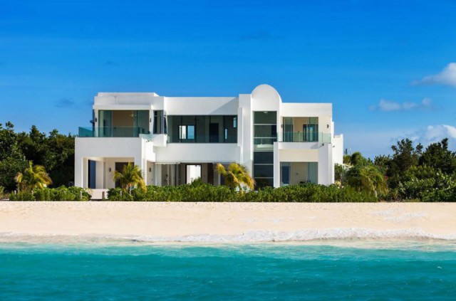 exterior de la villa situada a pie de playa