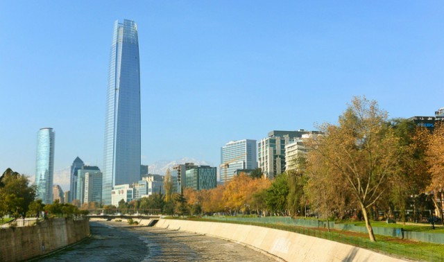 en la actualidad chile tiene el edificio más alto del continente: la gran torre santiago, de 300 metros