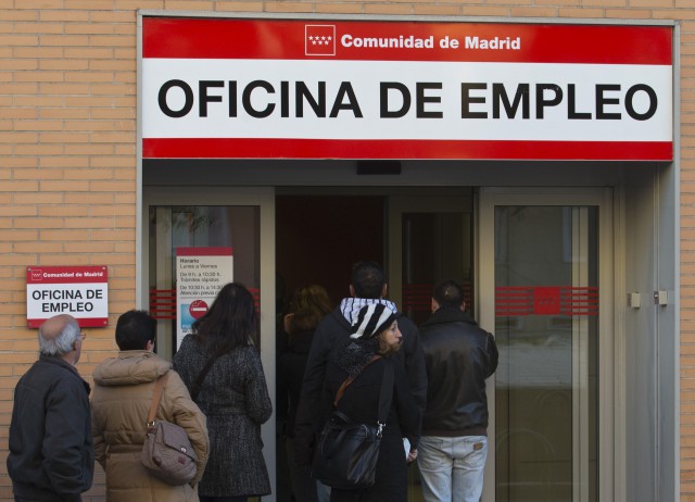 a pesar de la caída del paro, las colas se siguen sucediendo a las puertas de las oficinas de empleo. foto: gtres