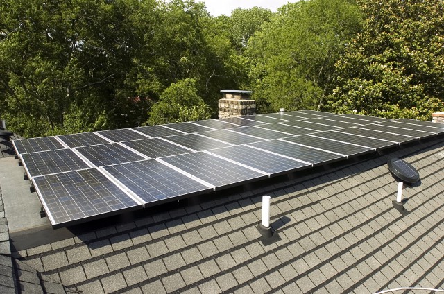 paneles solares en el tejado de una vivienda