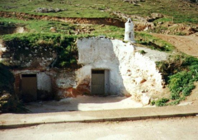 exterior de la casa-cueva en guadalajara
