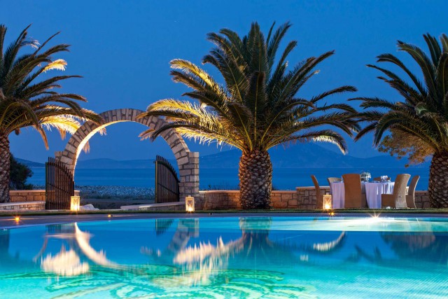 una delas piscinas exteriores con vistas al mar egeo