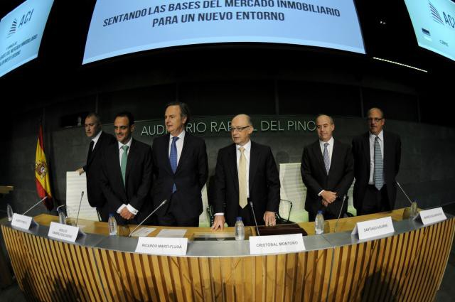 en el centro cristóbal montoro y a su lado ricardo martí-fluxá, presidente de aci