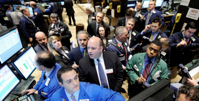 Los brokers, pendientes del mercado