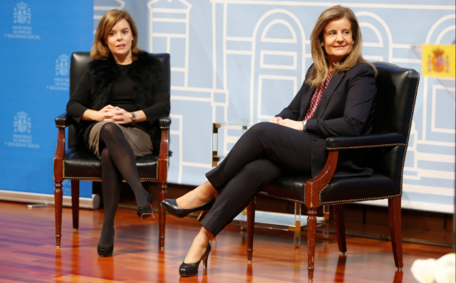 A la izquierda, Soraya Sáenz de Santamaría, vicepresidenta del Gobierno; a la derecha, Fátima Báñez, ministra de Empleo