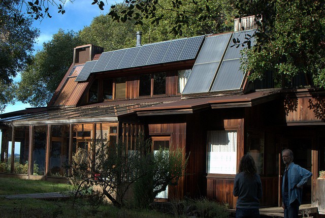 Una casa con paneles solares que generan energía