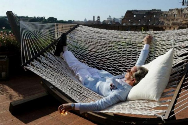 jep gambardella, protagonista de 'la gran belleza', admira el coliseo tumbado en la terraza de su casa