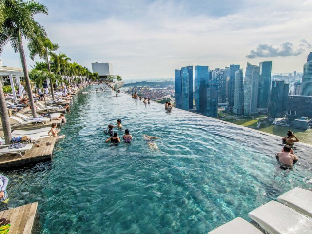 piscina del hotel marina bay sands de singapur, ubicada en el piso 57 (fuente: business insider)