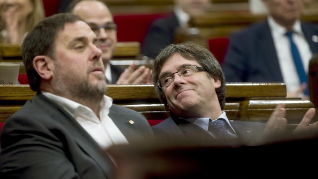 El vicepresidente y conseller de Economía, Oriol Junqueras, y el presidente de la Generalitat, Carles Puigdemont. Fuente: EFE