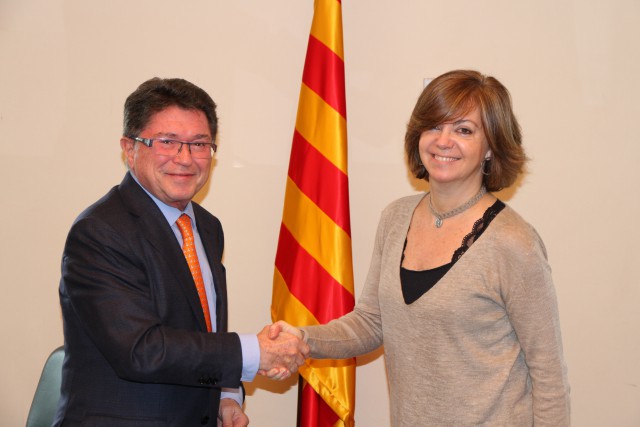 Jaume Cabré, vicepresidente primero de CriteriaCaixa, y Meritxell Borràs, consellera de Vivienda. Fuente:Generalitat de Cataluña