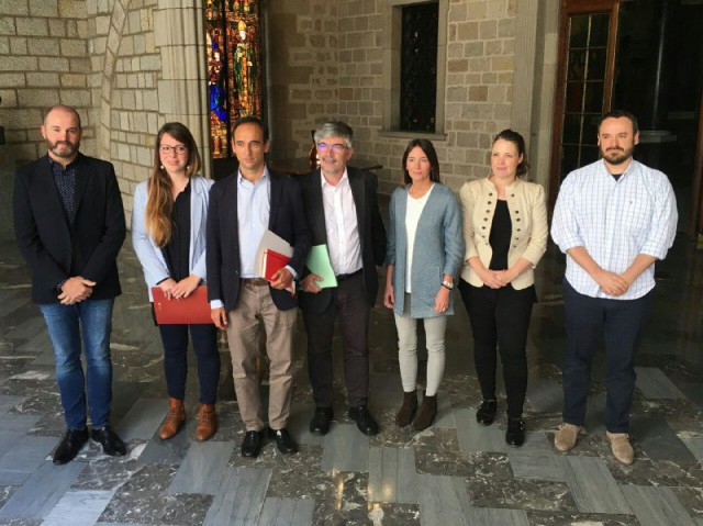 La teniente alcalde Janet Sanz y el regidor de Empresa y Turismo, Agustí Colom, con los representantes de las plataformas / Ajuntament de Barcelona