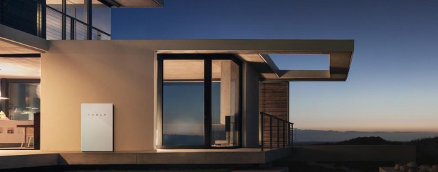 El Powerwall de Tesla adosado al muro de una casa / Foto: DIYPowerwalls.com