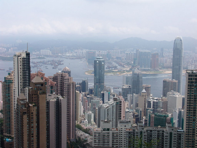 The Center visto desde un mirador de Hong Kong / Wikimedia commons