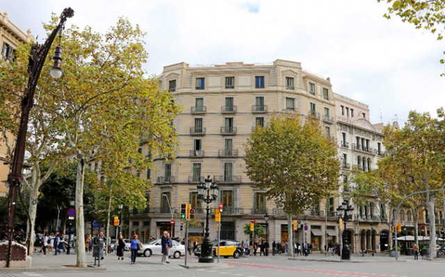 El edificio del número 30 de Paseo de Gràcia, esquina con Diputació / Google Maps