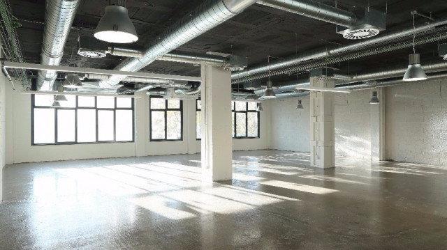 El edificio semi-industrial tiene capacidad para más de 1.000 personas / Núñez i Navarro