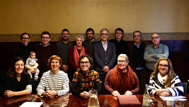 El regidor de Vivienda, Josep Mª Montaner, en el centro, con el comisionado de Economía Social y las cooperativas / Ajuntament de Barcelona
