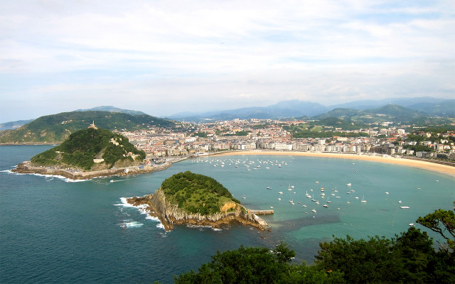 La playa de La Concha, además de ser uno de los tesoros de España, es la mejor playa de Europa. / Rentalia