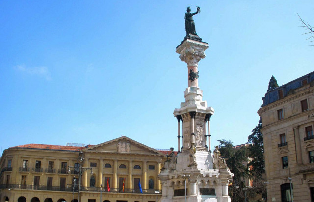 Monumento a los fueros en Navarra / Wikimedia