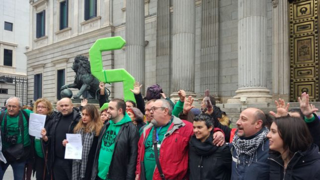 Paco Morote, en el centro de la imagen con abrigo rojo / PAH