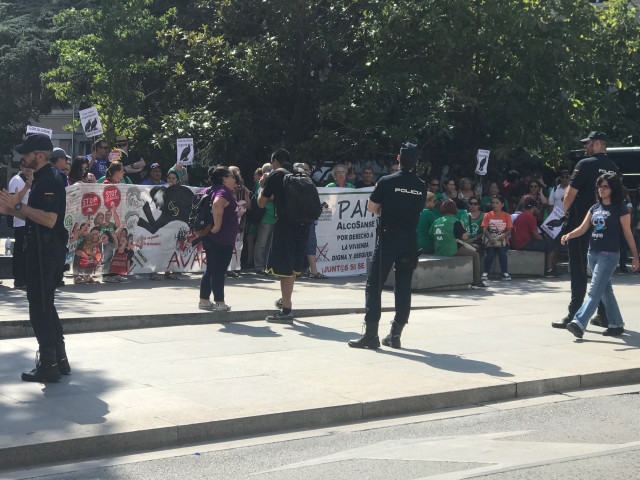 La PAH manifestándose ante el Congreso de los Diputados