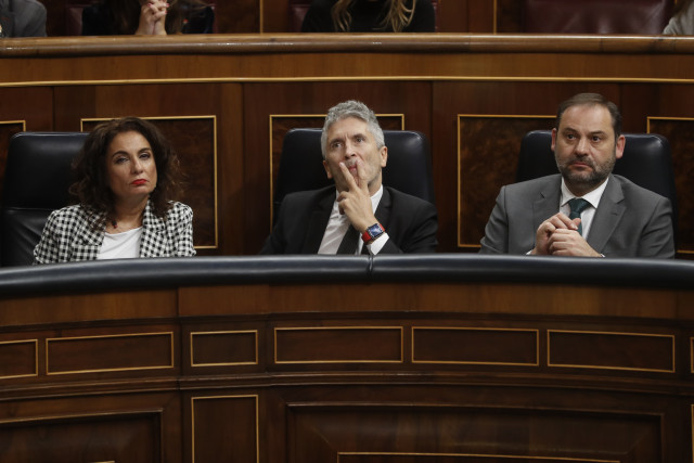 El ministro de Fomento, José Luis Ábalos, a la derecha