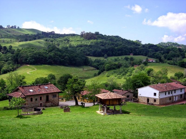 Pueblo en venta en Asturias por 2,37 millones ofertado también en idealista / Aldeas Abandonadas