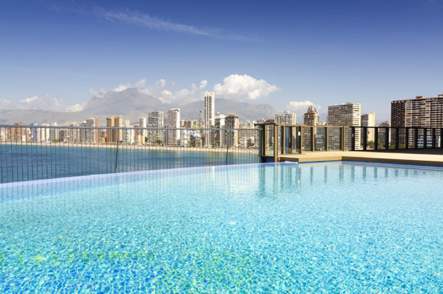 Piscina de lujo con vistas en la azotea