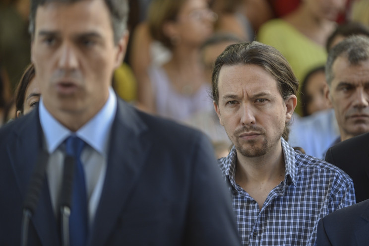 Pablo Iglesias (dcha.) escucha a Pedro Sánchez durante un acto por las victimas del atentado de Niza en 2016 / Gtres