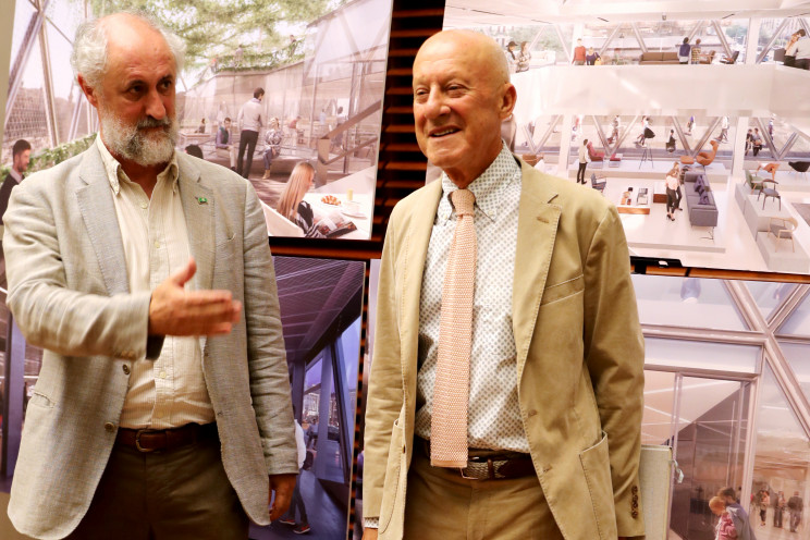 Luis Cueto (izqda.) durante una presentación con Norman Foster / Gtres