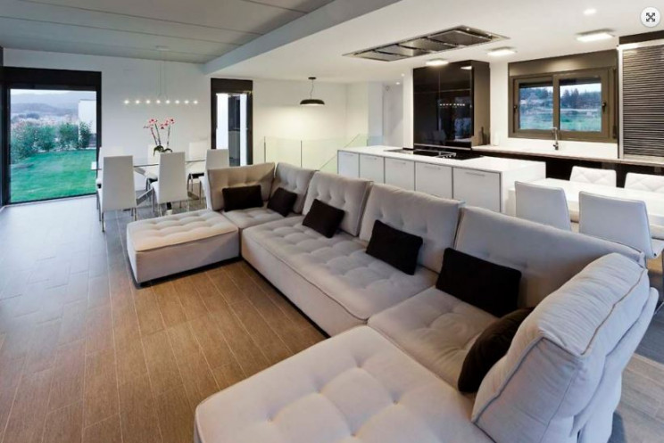 Interior de una casa prefabricada de hormigón / Hormipresa