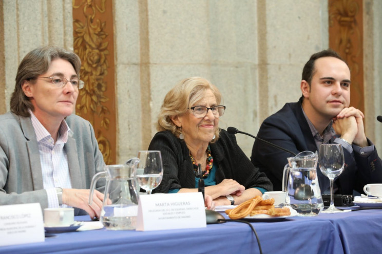 De izqda a dcha.: Marta Higueras, teniente de alcalde; Manuela Carmena, alcaldesa y José Manuel Calvo, concejal de Urbanismo / Ayuntamiento de Madrid