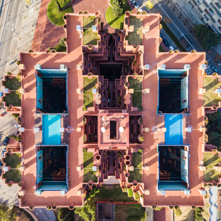 Walden 7 de Ricardo Bofill tiene apartamentos modulares dispuestos alrededor de patios internos / Márton Mogyorósy
