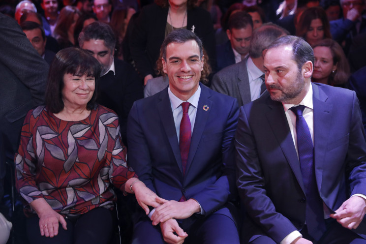 Pedro Sánchez (centro) y José Luis Ábalos, ministro de Fomento / Gtres