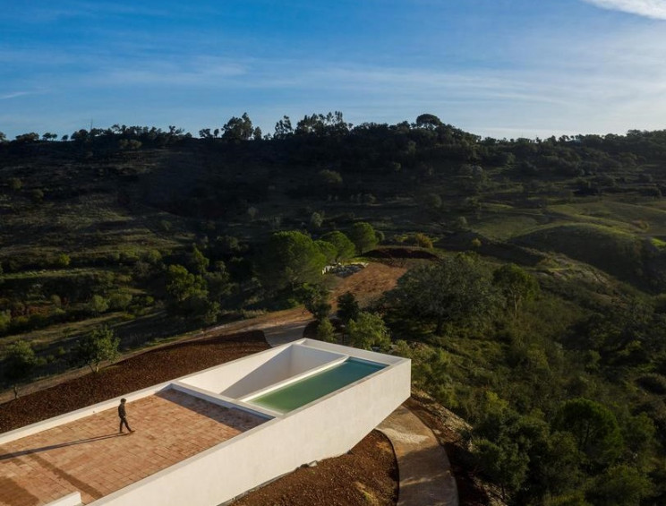 La piscina está suspendida en el tejado / Fernando Guerra | FG+SG
