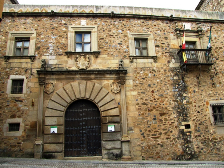 Fachada del Palacio Francisco de Godoy / Wikimedia commons