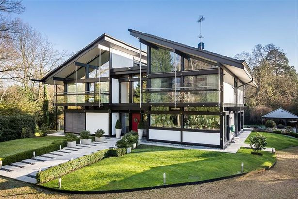 Exterior de la casa prefabricada de Antonio Banderas / Huf Haus