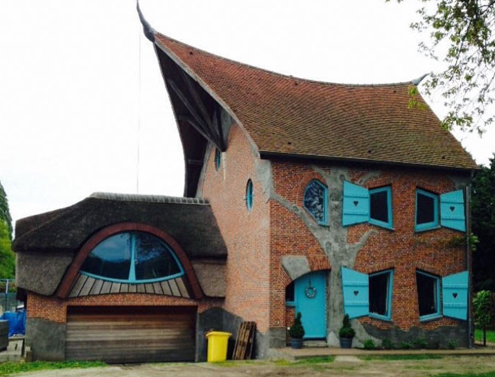 Parece que tiene un cuerno / Ugly Belgian Houses