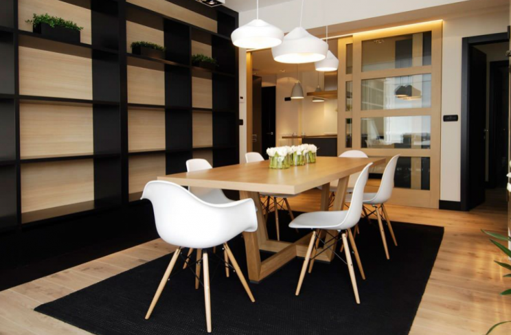 Salón con suelo laminado / Houzz