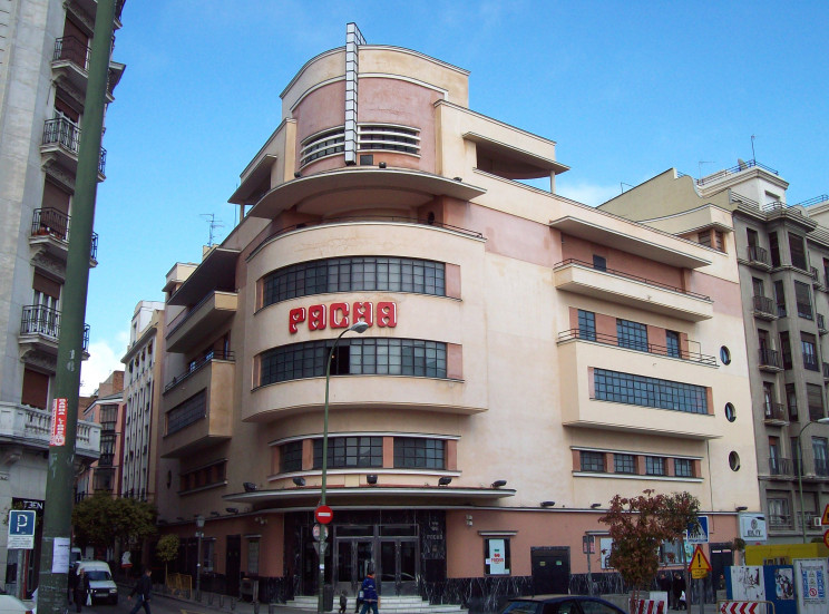 Fachada del edificio cuando aún estaba operando bajo la marca de Pachá / Wikimedia commons
