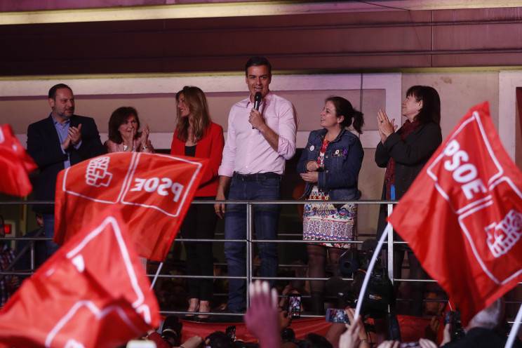 Pedro Sánchez celebrando en la sede del PSOE la victoria / Gtres