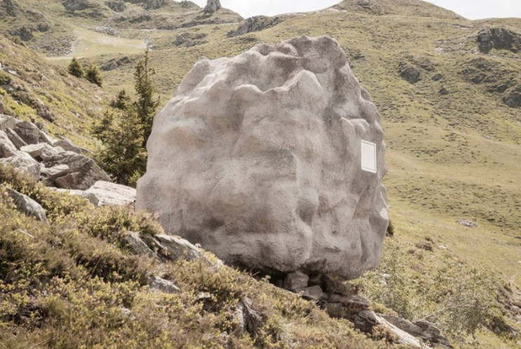 Es una cabaña oculta entre las rocas
