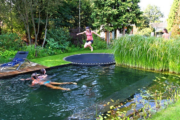 Un trampolín en el borde de la piscina / Genial.guru