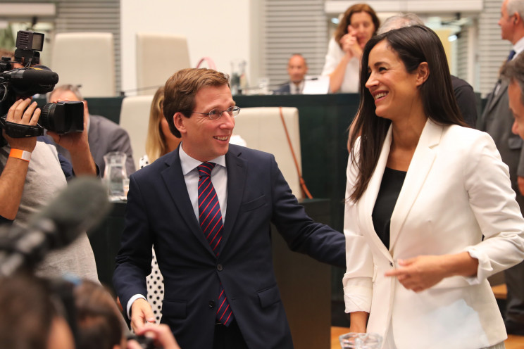 José Luis Martínez-Almeida, de PP (izqda.) y Begoña Villacís (dcha.) en el Pleno de Investidura del Ayuntamiento de Madrid / Gtres