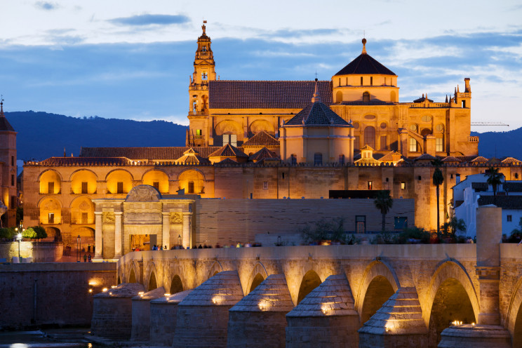 Vistas del puente romano y la Mezquita de Córdoba / Gtres