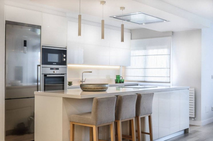 Cocina blanca tipo americana / Houzz