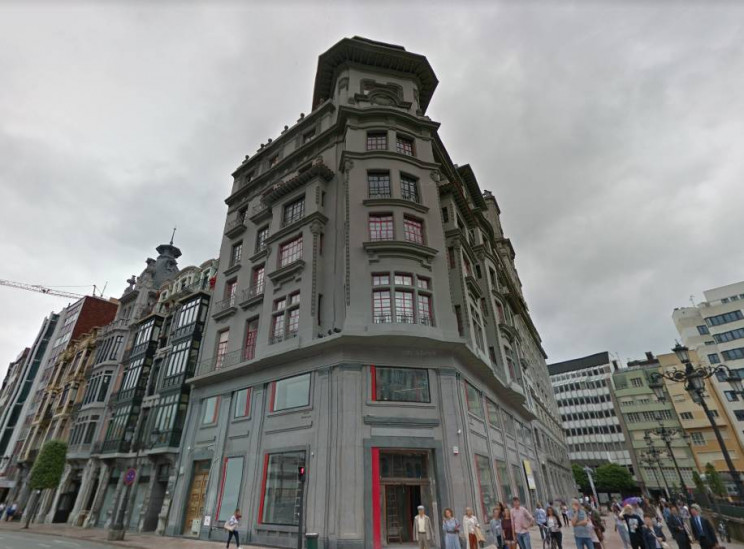 Uno de los edificios que Correos pretende alquilar o vender en Oviedo.
