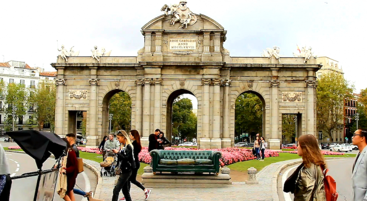 Sofá Chester frente a la Puerta de Alcalá de Madrid