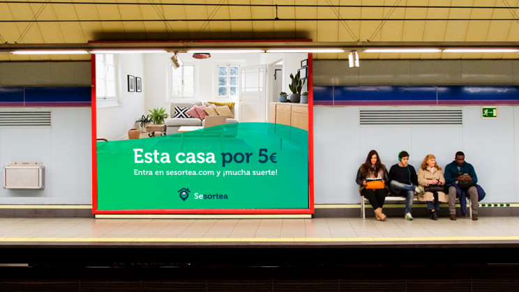 Publicidad de una compañía que se dedica al sorteo de viviendas
