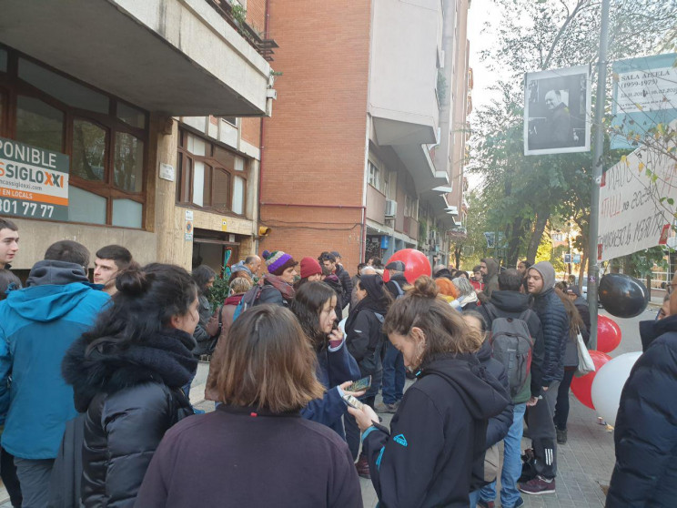 Sindicat de Llogaters a las puertas de la casa de Esther Argerich